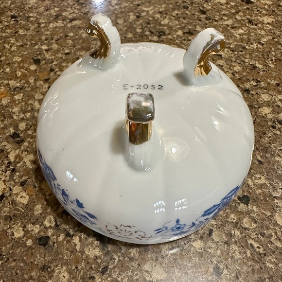 WHITE MOTHER OF PEARL,SMALL PORCELAIN BOWL WITH BLUE FLORAL DESIGN.3 GILTED LEGS - Picture 4 of 9